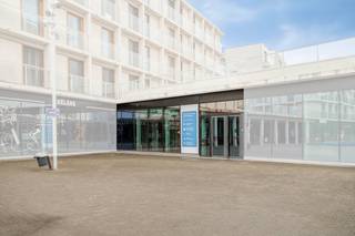 Handelspand van ca. 296 m² te huur in het centrum van Waregem. <br /><br />Commercieel gelegen handelspand in Waregem met een uitstekende zichtbaarheid en vlotte bereikbaarheid. <br /><br />Het pand biedt tal van mogelijkheden voor handel, kantoor of dienstverlening en beschikt over een praktische indeling. Dankzij de centrale ligging is dit een interessante opportuniteit voor ondernemers en investeerders.<br /><br />Bent u op zoek naar een handelspand in Waregem? Aarzel dan zeker niet om ons te contacteren op het nummer 056 21 11 11.