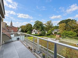 Op 50 meter van het Dorpsplein van Heusden bevindt zich dit prachtig ruime appartement met mooi terras en aangenaam zicht op groen.<br /><br />De indeling omvat een ruime inkomhal met vestiaire en afzonderlijk gastentoilet, een lichtrijke leefruimte en een volledig ingerichte open keuken met kookeiland. Verder zijn er twee ruime slaapkamers, een badkamer met lavabomeubel, ligbad en afzonderlijke douche, een praktische berging en een terras van circa 7 m².<br /><br />Een ondergrondse autostaanplaats dient mee aangekocht te worden aan € 25.000.<br />Door het plaatsen van een garagepoort kan deze eventueel worden omgevormd tot een afgesloten garage.<br /><br /><u><strong>Troeven:</strong></u>
<ul>
	<li>bewoonbare oppervlakte van 116 m²;</li>
	<li>terras van circa 7 m²;</li>
	<li>privatieve kelderberging van 9 m²;</li>
	<li>recent gebouw uit 2017;</li>
	<li>ondergrondse autostaanplaats beschikbaar.</li>
	<li>Bouwjaar: 2017</li>
	<li>Kadastraal inkomen: € 1.071</li>
</ul>
<br />Een ruim, comfortabel en uitstekend gelegen appartement dat absoluut een bezoek waard is!