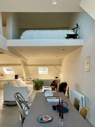 <p><strong>Gent – Begijnhoflaan</strong><br /><strong>Beschikbaar vanaf 1 september 2026</strong></p>
<p>Op zoek naar een <strong>volledig vernieuwd en stijlvol dakappartement</strong> op wandelafstand van het centrum van Gent? Dit <strong>lichtrijk appartement</strong> combineert comfort, smaakvolle inrichting en een toplocatie!</p>
<h4>✨ Troeven:</h4>
<ul>
<li>
<p>️ <strong>Volledig gemeubeld</strong>, inclusief designstukken zoals een hippe zwevende zitbank</p>
</li>
<li>
<p>️ <strong>1 slaapkamer</strong> + aparte <strong>bureauruimte</strong> – ideaal voor thuiswerk</p>
</li>
<li>
<p><strong>Zicht over Gent</strong> vanuit de leefruimte</p>
</li>
<li>
<p>️ <strong>Totaalrenovatie in 2025</strong>, inclusief <strong>nieuw dak</strong></p>
</li>
<li>
<p><strong>EPC gunstiger dan B</strong> (nog te actualiseren)</p>
</li>
<li>
<p>Veel <strong>lichtinval</strong>, moderne afwerking</p>
</li>
<li>
<p>‍♂️ <strong>Fietsstalling</strong> + <strong>kelderberging</strong> inbegrepen</p>
</li>
<li>
<p><strong>Lage gemeenschappelijke kosten</strong></p>
</li>
<li>
<p>❌ Geen lift (kleine residentie)</p>
</li>
</ul>
<h4>Ligging:</h4>
<ul>
<li>
<p>Rustige, brede laan net buiten het stadscentrum</p>
</li>
<li>
<p>Op <strong>wandelafstand van historisch Gent</strong></p>
</li>
<li>
<p>Dicht bij <strong>invalswegen</strong>, vlot bereikbaar<br /><br />+ 70 euro vaste kosten<br /><br /></p>
</li>
</ul>
<hr />
<p><strong>Interesse of afspraak maken?</strong><br />Simon Coens – Cornelis &amp; Partners<br />✉️ simon@cornelis-partners.be<br />www.cornelis-partners.be<br />0478/206.774</p>