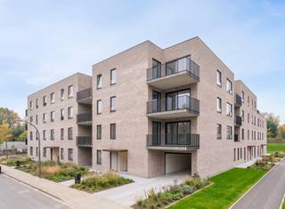 <p>Op zoek naar een appartement te koop in Halle? Dit instapklare nieuwbouwappartement met 1 slaapkamer in Residentie Kwikstaart combineert modern comfort, energiezuinig wonen en een rustige ligging aan het Mathilde Popeleu-erf. Ideaal als eigen woonst of investering.</p><p>Je komt binnen via een inkomhal met vestiaireruimte en een apart toilet met handwas. De lichtrijke leefruimte met open, volledig ingerichte keuken vormt het hart van het appartement. Aansluitend vind je een praktische berging en een ruim terras waar je in alle rust kan genieten van de buitenlucht.</p><p>Verder beschikt het appartement over een volwaardige slaapkamer en een moderne douchekamer.</p><p>Dankzij de energiezuinige technieken zoals vloerverwarming via warmtepomp en zonnepanelen geniet je van lage energiekosten en een toekomstgerichte woonoplossing.</p><p>Gelegen in een groene, rustige omgeving nabij het centrum van Halle, winkels, scholen en openbaar vervoer. Een interessante opportuniteit voor wie comfortabel en centraal wil wonen.</p>
