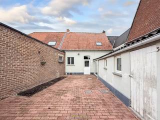 1ste bezoekdag donderdag 13 november! Inschrijven kan via www.nobels.be onder referentienummer 4179884.TE RENOVEREN GESLOTEN BEBOUWING met STADSKOER...