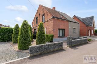 Deze mooie halfopen bebouwing is rustig gelegen nabij het centrum van Hallaar.Het betreft een zeer goed onderhouden, instapklare woning met volgende...