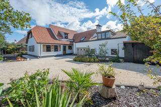 Recente villa (2023) op een ruim perceel van 900 m², gelegen in alle rust en privacy. De gevel combineert moderne elegantie met een vleugje klassieke charme. De woning is doordacht ontworpen met veel oog voor detail en baadt in natuurlijk licht dankzij de grote raampartijen, met mooi zicht op de aangelegde tuin. Binnen vindt u sfeervolle leefruimtes met een hoogwaardige afwerking in landelijke stijl, perfect gecombineerd met modern comfort.<br /><br />Indeling:<br />Gelijkvloers: inkomhal met gastentoilet, ruime slaapkamer met ensuite badkamer (ligbad, dubbele wastafel, toilet), open leefkeuken met SMEG-apparatuur, wasplaats, lichtrijke woonkamer met tuincontact en ruime berging.<br />Verdieping: drie slaapkamers (waarvan één als dressing), en een volledig uitgeruste badkamer (ligbad, douche, wastafel, toilet).<br /><br />De zuidgerichte tuin met terras en overdekt eiken bijgebouw zorgt het hele jaar door voor extra leefcomfort. Verder is er een ruime garage en een afzonderlijk bijgebouw met woonkamer, keuken, slaapkamer en douchekamer. Daarnaast is er plaats voor 4 wagens.<br /><br />Aarzel niet om ons te contacteren voor meer informatie: tel. : 050 62 44 14 of via knokke@immax.be