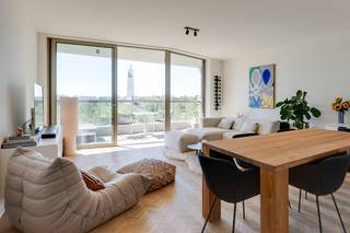 <p><strong>Op de legendarische site van de voormalige Zillion staat vandaag The Residence. En daar vind je dit instapklare appartement met een uitzicht waar je elke dag opnieuw blij van wordt: frontaal zicht op het groen, in alle rust. En als extra troeft? Het appartement heeft aan beide kanten een terras.</strong></p><p><strong>Licht, ruimte en een fantastisch zicht op groen</strong></p><p>De royale leefruimte baadt in het licht en heeft een mooie houten visgraatparket op vloerverwarming. Grote ramen geven uit op het groen, terwijl het inpandige, zuidgerichte terras er mooi op aansluit. De ideale plek voor een apero in de zon.</p><p>De open keuken vormt één geheel met de leefruimte en is volledig uitgerust met AEG-toestellen. Aan kastruimte is er alvast geen gebrek, waardoor je alles netjes kan opbergen.</p><p><strong>Een rustige plek om te slapen</strong></p><p>De hoofdslaapkamer ligt aan de achterkant van het appartement. De tweede slaapkamer doet vandaag dienst als dressing, maar kan uiteraard ook perfect als slaapkamer of bureau gebruikt worden.</p><p>Vanuit beide kamers stap je zo het tweede terras op. Hier pik je 's ochtends de eerste zon mee en kijk je uit over de daktuin.</p><p><strong>Badkamer én wasberging</strong></p><p>De ruime badkamer sluit aan op de hoofdslaapkamer en is praktisch ingericht met een douche én een bad. De aansluiting voor wasmachine en droogkast zit netjes weggewerkt achter de badkamerdeur, samen met extra opbergruimte. Zo zijn je blijven de toestellen en spullen uit het zicht. Op de gang is er een apart toilet.</p><p><strong>Comfortabel wonen, midden in het Zuid</strong></p><p>Met een EPC-label A, aansluiting op het warmtenet en een houten vloer zit je hier goed qua comfort, charme én energiezuinigheid. Ook qua ligging laat er weinig te wensen over. Het Zuidpark, Colruyt als onderbuur, Carrefour, de kaaien, Marnixplaats en tal van leuke adressen liggen op wandelafstand. De op- en afritten zijn vlakbij en ook de afgesloten fietsenstalling met fietslift is mooi meegenomen.</p><p>Voor de wagen is er op niveau -2 een autostaanplaats die mee wordt aangekocht voor <strong>€49.000</strong>.</p><p>Interesse? Mail naar antwerpen@ugly.be</p>