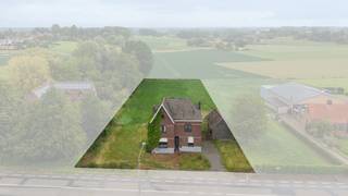 Unieke eigendom met prachtig zicht over de Vlaamse Ardennen op een ruim perceel van 3.310 m² in Horebeke<br /><br />Op een schitterende locatie in het landelijke Horebeke bevindt zich deze karaktervolle eigendom op een ruim perceel van 3.310 m², genietend van prachtige vergezichten over het glooiende landschap van de Vlaamse Ardennen.<br /><br />De bestaande woning omvat momenteel een ruime leefruimte, keukenruimte, badkamer, kelder, vier slaapkamers en een vaste trap naar de zolderverdieping waar bijkomende ruimtes mogelijk zijn. Daarnaast beschikt het geheel over verschillende bijgebouwen waaronder een stalling met garage, extra kelderruimte en een garagebox. Achteraan het perceel bevindt zich nog een volledig omheinde weide, wat zorgt voor een uitzonderlijk gevoel van ruimte en privacy.<br /><br />Belangrijk om te vermelden: de woning is getroffen door een rooilijn en dient hierdoor afgebroken en heropgebouwd te worden volgens de geldende voorschriften. Dit biedt de toekomstige eigenaar de mogelijkheid om een nieuwbouwproject te realiseren op een prachtige locatie met een uniek uitzicht.<br /><br />Een uitzonderlijke opportuniteit voor wie op zoek is naar een ruim perceel in een rustige, groene omgeving en zijn eigen droomwoning wil creëren in de Vlaamse Ardennen.<br /><br />Interesse? Neem vandaag nog contact met ons op voor meer informatie of een bezoek ter plaatse.