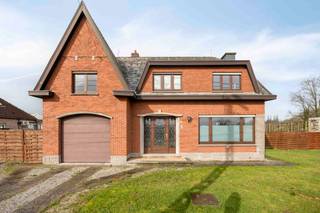 <p>Deze charmante vrijstaande woning, oorspronkelijk gebouwd in 1969, werd doorheen de jaren zorgvuldig onderhouden en gedeeltelijk gerenoveerd. Ze is gelegen op een mooi perceel van 8 are en biedt een aangename combinatie van ruimte, comfort en mogelijkheden.</p>
<p>De woning beschikt over een lichtrijke leefruimte, een functionele keuken, vier volwaardige slaapkamers en één badkamer. Daarnaast is er een praktische garage aanwezig. Buiten geniet u van een aangename tuin waar het heerlijk vertoeven is.</p>
<p>Dankzij de EPC-score C en de conforme elektriciteit is deze woning bovendien perfect instapklaar. Enkele opfrissingswerken kunnen het geheel verder naar eigen smaak moderniseren, maar de basis is reeds zeer degelijk.</p>
<p>Een ideale gezinswoning voor wie rustig wil wonen in een aangename omgeving, met alle voorzieningen van Haacht binnen handbereik.</p>