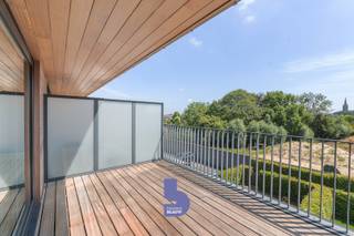 Bent u op zoek naar een ruim en lichtrijk duplexappartement op een unieke locatie? Dan zal dit prachtige appartement langs de Vaart van Oudenburg u ongetwijfeld weten te bekoren.<br /><br />Bij het betreden van het appartement komt u meteen in de ruime en sfeervolle leefruimte, waar de grote raampartijen zorgen voor een overvloed aan natuurlijk licht en een prachtig uitzicht over de Vaart van Oudenburg.<br /><br />Aansluitend bevindt zich een ruim terras aan de voorzijde, voorzien van een praktische buitenberging. Daarnaast beschikt het appartement ook over een tweede terras aan de achterzijde, zodat u op elk moment van de dag van het buitenleven kunt genieten.<br /><br />De eetruimte sluit naadloos aan op de woonkamer en vormt samen een aangename leefomgeving. De gezellige keuken bevindt zich discreet achter een hoek, waardoor ze mooi geïntegreerd is in de leefruimte zonder aan openheid in te boeten.<br /><br />Op hetzelfde niveau bevindt zich een eerste slaapkamer, die eveneens perfect als bureau kan worden ingericht. Aansluitend vindt u een douchebadkamer en een afzonderlijk gastentoilet.<br /><br />Op de duplexverdieping bevinden zich nog twee volwaardige slaapkamers, een badkamer, een apart toilet en een extra berging, wat zorgt voor een praktische en comfortabele indeling.<br /><br />Als extra troef zijn er twee open autostaanplaatsen beschikbaar, die afzonderlijk kunnen worden aangekocht aan € 19.500 per staanplaats.