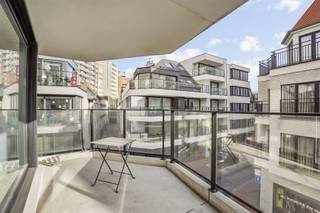 Trendy hoekappartement met grote raampartijen en dit vlak aan de zeedijk van Blankenberge.Dit lichtrijk 2-slaapkamerappartement typeert zich door...