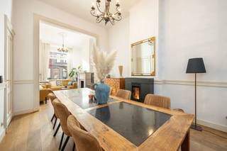 Hoogwaardig afgewerkt herenhuis met 4 slaapkamers en een onderhoudsvriendelijke stadstuin gelegen nabij het centrum van Turnhout. EPC 321 kWh/m²...