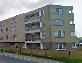 Hedendaags appartement 101m² op de 2e verdieping met lift, met terras en ruime inpandige garage (inbegrepen) met goede EPC 113 Kwh/m². Zeer veel lichtinval. Plaats om fietsen te zetten in garage.<br />Goede mobiliteitscore. Scholen, bus, winkels dichtbij. Rustig goed onderhouden gebouw met hoofdzakelijk eigenaars.<br />Indeling zie plan<br />BESCHIKBAAR VANAF 1 JANUARI<br />Afzonderlijke meters voor gas, water en elektriciteit.