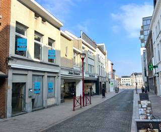 TOPGELEGEN, pal in het CENTRUM gelegen handelspand met POTENTIEEL! Ideaal voor mensen op zoek naar een winkel/kantoor/horecazaak, pal in het...