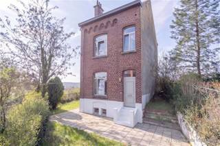 <p><strong>Century21ImmoNero stelt voor:</strong></p><p>BOD DOEN VANAF 289.000 €:</p><p>VERKOOPSPROCEDURE: U kan een bod uitbrengen aan minimum de vraagprijs onder gesloten enveloppe zonder opschortende voorwaarden. Enkel bods uitgebracht voor 30 juli 2026 12H op kantoor ImmoNero op een biedingsformulier van ImmoNero worden weerhouden.</p><p>Voor bijkomende info of een bezoek kan u ons kantoor contacteren.</p><p>Uitstekend gelegen, op wandelafstand van centrum en genietend van een mooi en oninneembaar uitzicht biedt deze te renoveren woning op een terrein van 12A : Kelder25m²; <br />Gelijkvloers: Inkom met trap en WC, Living 16m²+ Keuken 13m² Veranda 8m². <br />Verdieping : 2 ruime slaapkamers van 16m² en 13m² en een badkamer. <br />Ruime zolder waar nog 2 extra slaapkamers kunnen worden gerealiseerd.</p><p>OPM: er rust een herstelvordering op deze woning betreffende  Dakconstructie  is aangetast door houtworm, Vochtschade in dak of plafonds, muren en kelders, Onvoldoende rookmelders: deze zaken dienen hersteld te worden door de koper.</p><p>U vindt hierover meer info op de website: www.jeiksesteenweg19.be<br /> </p>