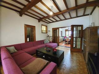 Klassieke woning op een centrale ligging op wandelafstand van het dorp en de Antwerp International School (A.I.S)Indeling:Gelijkvloers: Inkomhal op...