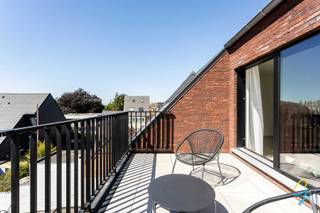 TE KOOP - nieuwbouwappartementen in Zele. Kiezen voor Residentie Star is kiezen voor modern wonen met ruime zuidgerichte terrassen.Tegelijk geniet je van een topligging vlakbij het station van Zele en op fiets/wandelafstand van het centrum van Zele met alle winkels en scholen.<br /><br />Residentie Star is een kleinschalig project bestaande uit 3 moderne en energiezuinige nieuwbouwappartementen met 2 slaapkamers en een handelsruimte gelijkvloers (reeds verkocht : luxe segment dus geen overlast voor medebewoners)<br />Achteraan is er de mogelijkheid om een autostaanplaats aan te kopen. <br /><br />Aankoop onder 6% btw mogelijk! <br />Contacteer Bernhard 0476 022 089 - bernhard@cornelis-goeman.be