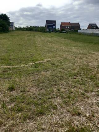 Te Koop : Loonbeek ( Huldenberg ) Sint-Jansbergsesteenweg 54 ;bouwgrond ( Landelijke woonzone )afmeting +-14,3 m breed op +-131 m diep ; opp +- 1870...