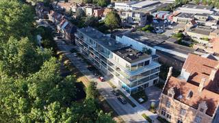 Langs de Vaartstraat, vlak bij het centrum van Brugge, bevindt zich dit ruime en volledig instapklare 3-slaapkamerappartement in Residentie De Gendarmerie. Een eigentijds appartement waar een doordachte indeling, hoogwaardige materialen en een uitzonderlijke lichtinval samenkomen. De ruime leefruimte geniet dankzij de grote raampartijen van bijzonder veel natuurlijk licht en sluit mooi aan op het terras. Dankzij de verschillende oriëntaties geniet u hier van ’s morgens tot ’s avonds van de zon. <br /><br />Ook binnen werd veel aandacht besteed aan afwerking en wooncomfort. Het appartement is volledig geschilderd en voorzien van verlichting, parket en kwalitatief maatwerk. De stijlvolle maatwerkkeuken werd uitgevoerd met zorgvuldig gekozen materialen en vormt een echte blikvanger in de leefruimte. Met drie volwaardige slaapkamers en voldoende bijkomende opbergruimte biedt het appartement bovendien alle ruimte voor comfortabel wonen. In de ondergrondse parkeergarage, bereikbaar via een autolift, bevinden zich parkeerplaatsen en private kelderbergingen.<br />De ligging vormt een bijkomende troef: vlak bij het historische centrum van Brugge en de Brugse Ring, waardoor zowel het centrum als de belangrijkste invalswegen vlot bereikbaar zijn.<br /><br /><strong>Troeven: </strong>
<ul>
<li>Volledig instapklaar en hoogwaardig afgewerkt; </li>
<li>Drie slaapkamer en ruime badkamer; </li>
<li>Groot terras met zon van 's morgens tot 's avonds </li>
<li>Schilderwerken en verlichting inbegrepen; </li>
<li>Energiezuinig appartement; </li>
<li>Vlakbij het centrum van Brugge en toch vlot bereikbaar! </li>
</ul>
Aarzel zeker niet om contact op te nemen bij verdere interesse! <br />