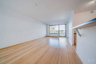 <p>Gelegen in de wijk <em>Musiciens</em> stelt We Invest met plezier dit lichtrijke appartement voor, gelegen op de 2e verdieping van een recent gebouw uit 2013.<br />Dit pand met twee slaapkamers biedt een woonoppervlakte van ongeveer 85 m².<br />De lasten bedragen ongeveer €150/maand en omvatten warm water, koud water, verwarming en de kosten van de mede-eigendom.</p>
<p>Het appartement opent naar een inkomhal van 7 m², die zorgt voor een uitstekende indeling van de ruimtes.<br />De leefruimte bestaat uit een ruime, lichtrijke woonkamer met een volledig uitgeruste open keuken.</p>
<p>Vanuit de woonkamer heeft u directe toegang tot een terras van 8 m², ideaal om van het buitenleven te genieten.</p>
<p>De nachtruimte omvat twee goed gescheiden slaapkamers:</p>
<ul>
<li>
<p>een eerste slaapkamer van 11 m², met een privé-doucheruimte van 2 m², perfect voor een master suite;</p>
</li>
<li>
<p>een tweede slaapkamer van 14 m², gelegen aan de achterzijde, eveneens met een eigen doucheruimte.</p>
</li>
</ul>
<p>Het appartement beschikt bovendien over een wasruimte van 2 m², geschikt voor een wasmachine en opbergruimte, evenals een apart toilet + kelder.</p>
<p><strong>Zeker een bezoek waard!</strong></p>