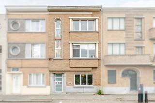 <p>Deze woning aan de stadsrand van Sint-Niklaas combineert een praktische indeling met een vlotte bereikbaarheid. Dankzij de vier slaapkamers en twee badkamers biedt dit huis tal van mogelijkheden voor gezinnen of wie extra ruimte zoekt. De ligging nabij scholen, openbaar vervoer en belangrijke invalswegen zorgt voor extra comfort in het dagelijkse leven. Bovendien geniet u van een aangename woonomgeving in een residentiële buurt. Een interessante woning voor wie een huis in Sint-Niklaas wil kopen met veel potentieel.</p>
<p>Belangrijkste ruimtes:<br />• Inkomhal met toegang tot de verschillende leefruimtes<br />• Living met aangename lichtinval<br />• Keuken met praktische indeling<br />• 4 slaapkamers met diverse indelingsmogelijkheden<br />• 2 badkamers voor extra comfort<br />• 2 toiletten aanwezig in de woning<br />• Wasplaats met praktische bergruimte<br />• Nachthal die de verschillende kamers verbindt<br />• Kelder ideaal als extra opslagruimte</p>
<p>Troeven:<br />• Gelegen in een residentiële buurt aan de stadsrand van Sint-Niklaas<br />• Vier slaapkamers en twee badkamers<br />• Nabij scholen, openbaar vervoer en invalswegen</p>
<p>Neem vandaag nog contact op met je ERA-makelaar voor een bezoek. JOUW DROOMHUIS. ZO GEVONDEN!</p>