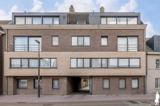 <p><strong>Huurprijs: 1.050 EUR per maand<br />+ 100 EUR voor de garagebox en kelderberging <br />+ 75 EUR per maand gemeenschappelijke kosten<br />Kosten plaatsbeschrijving zijn 50/50 te betalen door huurder en verhuurder<br />Huurwaarborg = 3 maanden huur<br />Beschikbaar: Onmiddellijk<br /><br />BEZOEK AANVRAGEN EN KANDIDAAT STELLEN VIA ONZE WEBSITE: www.deboerenpartners.be<br /></strong>Indien u een bezoek wenst aan te vragen aan dit eigendom te huur, dan kan dit enkel via het aanvraagformulier op onze website. U zoekt het betreffende eigendom onder ons 'aanbod te huur', en klikt daarna bovenaan op 'bezoek inplannen'.<br />Daarna doorloopt u alle stappen en vult u de gevraagde gegevens in. Wij behandelen uw aanvraag binnen de 2 werkdagen en contacteren u daarna. Omwille van het grote aantal aanvragen, worden verzoeken via Immoweb, Immoscoop of Spotto niet behandeld.<br /><br /><span>Beschrijving van het appartement:<br /></span><strong></strong>Via de gemeenschappelijke inkomhal met natuurstenen vloer bereikt u via de trap of lift de eerste verdieping. <span></span>U komt binnen in de inkomhal, voorzien van een apart gastentoilet. Vanuit de inkomhal heeft u enerzijds toegang tot het leefgedeelte en anderzijds tot het slaapgedeelte.<br /><br />De ruime en lichtrijke woonkamer is afgewerkt met samengesteld parket en geniet dankzij de kamerbrede raampartijen van veel natuurlijk licht. Er is voldoende ruimte voor het inrichten van een gezellige zithoek en een ruime eetplaats.<br /><br />Aansluitend bevindt zich de semi-open keuken, uitgerust met degelijke toestellen en voldoende ruimte voor een gezellige ontbijthoek. Vanuit de keuken bereikt u de praktische bijkeuken, voorzien van maatwerkkasten, een uitgietbak en aansluitingen voor wasmachine en droogkast.<br /><br />Via de nachthal bereikt u de badkamer en de twee slaapkamers. De badkamer is uitgerust met maatwerkkasten met wastafel, een ligbad en een afzonderlijke douche.<br /><br />Verder beschikt het appartement over twee ruime slaapkamers, beide voorzien van ingemaakte kasten en met rechtstreekse toegang tot het terras.<br /><br />Het ruime zuidwestgerichte terras is gedeeltelijk overdekt en kijkt uit over de achtergelegen tuin en garages. Dankzij de gunstige oriëntatie geniet u hier vanaf de middag tot 's avonds van de zon.<br />Tot slot beschikt het appartement over een private kelder, die eenvoudig bereikbaar is met de lift, en een garage.</p>
<p><span>Bijzonderheden:</span><br />- 2 ruime slaapkamers met ingemaakte kasten<br />- Groot zuidwestgericht terras<br />- Lift aanwezig<br />- Praktische bijkeuken<br />- Private kelder (nr 4)<br />- Garagebox (nr 6)<br />- EPC-label B – 123 kWh/m²</p>
