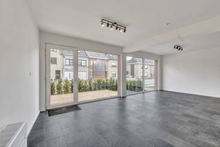 <p>Bent u op zoek naar <strong>een instapklaar appartement</strong> op een centrale ligging? Dan is dit<strong> volledig gerenoveerde appartement</strong> in Liedekerke zeker een bezoek waard! Het appartement beschikt over een aparte inkomhal die toegang biedt tot de ruime en lichtrijke leefruimte met open, volledig ingerichte keuken. Verder omvat het appartement een nachthal,<strong> twee volwaardige slaapkamers</strong>, een moderne badkamer uitgerust met een douche, dubbele lavabo en toilet, evenals een praktische berging. Een absolute troef is<strong> het ruime terras </strong>waar u in alle rust kunt genieten van het buitenleven. Daarnaast beschikt het appartement over maar liefst<strong> twee private autostaanplaatsen.</strong> Het gebouw omvat slechts twee appartementen, waardoor er geen syndicuskosten zijn. Bovendien wordt er verwarmd op aardgas en zorgt <strong>de aanwezige airco in de leefruimte</strong> voor extra comfort tijdens warme dagen. Dankzij de centrale ligging bevindt u zich op korte afstand van het centrum van Liedekerke, winkels, openbaar vervoer en andere voorzieningen. Maatregelenregister en stedenbouw in aanvraag.</p>