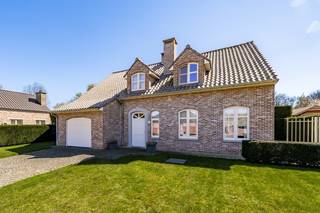 TROEVEN:+ Inpandige garage+ Verwarmd zwembad met poolhouse+ Strategische ligging in een groene omgeving+ Zonnepanelen met...