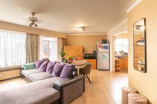 Op zoek naar een rustig gelegen appartement met 2 slaapkamers, dan is dit misschien iets voor jou. Via de inkomhal kom je in de woonkamer...