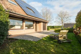 Te koop: instapklare villa met 4 slaapkamers, zonnige tuin en 34 zonnepanelen in DeerlijkIn Deerlijk, centraal gelegen met vlotte verbinding naar het...