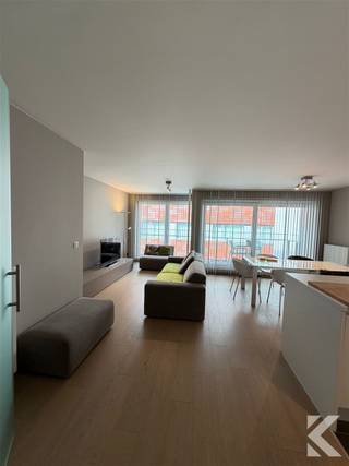 <p><span><strong>Recent 2-slaapkamerappartement op toplocatie in Oostende</strong></span></p><p><span>Instapklaar en verzorgd appartement met 2 slaapkamers, gelegen in een rustig en goed onderhouden gebouw aan het Leopoldpark en dichtbij de Mercator.</span></p><p><span><strong>Troeven:</strong></span></p><ul><li><span>2 volwaardige slaapkamers</span></li><li><span>Lichtrijke leefruimte</span></li><li><span>Mooie tegelvloeren</span></li><li>Bemeubeld + televisie in kamer en woonkamer</li><li><span>Recent en uitstekend onderhouden</span></li><li><span>Energiezuinig en laag verbruik</span></li><li><span>Verwarming op gas</span></li><li><span>Rustig gebouw</span></li><li><span>Fietsenberging aanwezig</span></li><li><span>Privatieve berging inbegrepen</span></li><li><span>Leopoldpark en Mercator voor de deur</span></li><li><span>Centrum, station, winkels, horeca en zeedijk op wandelafstand</span></li></ul><p><span><strong>Huurprijs:</strong> €950/maand</span><br /><span><strong>Syndickosten:</strong> €130/maand</span></p><p><span>Een comfortabel en ruim appartement op een uitzonderlijke locatie, ideaal voor wie alles binnen handbereik wil hebben.</span></p>