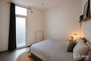 Op een boogscheut van Park Spoor Noord een instapklaar gelijkvloers appartement met terras.<br />Bij het betreden van het appartement komt u in de lichtrijke woonkamer (22 m²), die naadloos overgaat in een open, volledig ingerichte keuken. De keuken is uitgerust met een microgolfoven, keramische kookplaat, vaatwasser, kleine frigo en oven, en werd stijlvol afgewerkt met een elegant werkblad in blauwe steen.<br />Aan de achterzijde van het appartement bevindt zich de slaapkamer (9 m²), die directe toegang biedt tot de gezellige binnenkoer. Aansluitend vindt u de badkamer, voorzien van een ligbad, een lavabo en een aansluiting voor een wasmachine.<br />Verder beschikt het appartement over een apart toilet en een praktische kelderruimte. Het gebouw is volledige gerenoveerd in 2018. Conforme elektriciteit, cv op gas. Gebouw met lage onkosten. Momenteel verhuurd 5.05% rendement.