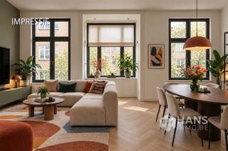 <p><span>Predikerinnenstraat 2 - Antwerpen (2000)</span></p><p><span> </span></p><p><span>Uniek renovatieproject met vergunde plannen in hartje Antwerpen (2000).</span></p><p><span>Op een toplocatie tussen het historische stadscentrum en het Eilandje, wacht deze karaktervolle herenwoning in de Predikerinnenstraat op een nieuw hoofdstuk. Een uniek renovatieproject waarbij één grote stap alvast gezet is: de vergunde plannen liggen klaar, dus je kan meteen beginnen met de renovatie.</span></p><p><span>De plannen transformeren het pand tot een ruime stadswoning met 3 volwaardige slaapkamers, 2 badkamers en een inpandig dakterras van 8 m². Hierdoor kan je meteen aan de slag met de renovatie, zonder eerst nog een volledig vergunningstraject te moeten doorlopen. De bijgevoegde impressies brengen het mogelijke eindresultaat alvast tot leven. </span></p><p><span>De toekomstige indeling voorziet op het gelijkvloers onder meer een bureau en praktische bergruimtes zoals een wasplaats en fietsenstalling. Een verdieping hoger komt het hart van de woning met een lichtrijk salon, eetkamer en open keuken. De volgende verdieping telt twee slaapkamers en een badkamer, terwijl de dakverdieping volledig wordt ingericht als masterbedroom met ensuite badkamer. </span></p><p><span>Als kers op de taart is er het inpandige dakterras met zuid-west-oriëntatie én uniek zicht richting de Onze-Lieve-Vrouwekathedraal: een bijzondere troef midden in de Antwerpse binnenstad.</span></p><p><span>Historisch karakter, een toplocatie én vergunde plannen die klaar liggen. Hier hoef je niet meer te dromen van de mogelijkheden – je kan ze meteen beginnen realiseren. Een opportuniteit die je niet mag missen! </span></p><p><span>Bewoonbare opp.171 m² ref.: bruto vloeropp. EPC. Voor meer info of een gratis schatting surf naar www.hansimmo.be</span></p><p><span> </span></p>