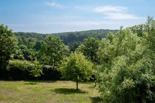 Landelijke hoeve met AUTHENTIEKE CHARME en UITZONDERLIJK POTENTIEEL op een ZUID GEORIËNTEERD PERCEEL van 4.255 m² in het IDYLLISCHE Nukerke, hartje VLAAMSE ARDENNEN. Deze KARAKTERVOLLE, GERENOVEERDE EIGENDOM ademt LANDELIJKE RUST en biedt een unieke combinatie van BEWONING en RECREATIEF GEBRUIK, omgeven door GROEN en op een steenworp van het GELIEFDE MUZIEKBOS. De HOEVESTIJL blijft bewaard in de RUIME PRIVÉWOONST en APARTE STUDIO, aangevuld met ORIGINELE SCHUREN en een PROFESSIONEEL INGERICHT VERBLIJFSGEDEELTE met SLAAPZALEN, EETRUIMTES en ONTSPANNINGSZONES – ideaal voor wie GASTEN wil ontvangen in een WARME, AUTHENTIEKE SETTING. Met een BRUIKBARE OPPERVLAKTE van 650 m² en ligging in RECREATIEZONE (VERBLIJFSRECREATIE), is dit de perfecte uitvalsbasis voor wie LANDELIJK wil WONEN én ONDERNEMEN. De RUST, RUIMTE en NATUUR rondom creëren een UITZONDERLIJK GEVOEL van THUISKOMEN én inspireren tot TOERISTISCHE of ZORGGERICHTE INVULLING. Een UNIEKE KANS voor wie houdt van LANDELIJKE CHARME op een TOPLOCATIE in MAARKEDAL.<br /><br />Adres: Kafhoek 7 te Nukerke (Maarkedal)<br /><br />EPC niet van toepassing. Gvr, Vg, Gvkr, Gvv.