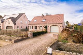 Ruime gerenoveerde open bebouwing op toplocatieOp een uitstekend gelegen perceel van ca. 600 m² bevindt zich deze gerenoveerde open bebouwing met een...