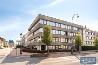 Square Estate presenteert u deze prachtige benedenwoning in een appartementencomplex met lift, vlakbij winkels, scholen, uitvalswegen en...