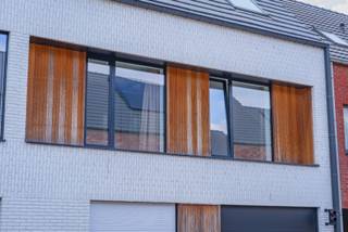 **Instapklaar luxe-appartement met 3 slaapkamers – Voortkapel (Westerlo)**
**Rechtstreekse verkoop door eigenaar – immo’s gelieve zich te onthouden.**
Op een rustige en centrale ligging in Voortkapel bevindt zich dit prachtig afgewerkte appartement uit 2023, gelegen op de eerste verdieping van een moderne residentie met lift.
Met **118 m² bewoonbare oppervlakte** en een **zuidwestgericht terras van 18 m²** geniet u hier van ruimte, comfort en energiezuinig wonen.
De lichtrijke leefruimte sluit aan op de volledig uitgeruste open keuken met stijlvol kookeiland. Grote raampartijen zorgen voor veel natuurlijk licht en geven uit op het zonnige terras. Elektrische screens en op maat gemaakte voile gordijnen zorgen voor extra comfort, privacy en een stijlvolle uitstraling.
Het appartement beschikt over **3 volwaardige slaapkamers**, een moderne badkamer met dubbele wastafel, ruime inloopdouche en toilet, een apart gastentoilet en een praktische berging/wasplaats. Daarnaast zijn een **privatieve kelderberging** en een **ondergrondse autostaanplaats** aanwezig.
Dankzij de **warmtepomp, vloerverwarming en EPC A** geniet u van een laag energieverbruik en optimaal wooncomfort.
**Troeven:**
✔ Bouwjaar 2023
✔ 118 m² bewoonbaar
✔ 18 m² zuidwestgericht terras
✔ 3 slaapkamers
✔ Warmtepomp & vloerverwarming
✔ EPC A
✔ Lift
✔ Elektrische screens
✔ Private kelderberging inbegrepen
✔ Instapklaar en hoogwaardig afgewerkt
**Vraagprijs appartement: € 429.000**
**Autostaanplaats: € 20.000 (verplicht mee aan te kopen)**
**Totale vraagprijs: € 449.000**
Interesse? Neem gerust contact op voor meer informatie of een bezichtiging.