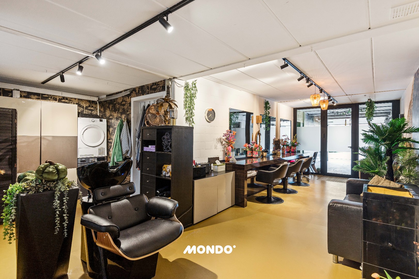 Ruime handelswoning met 2 handelsruimtes, 4 slaapkamers, garage, terras en zonnige tuin. - foto 5