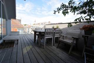 Dit ruime appartement is gelegen in het bruisende Roeselare en biedt alle comfort en luxe die je maar kunt wensen. Het penthouse bevindt zich in de residentie MASEMAR, een gebouw uit 2004. <br /><br />Het appartement beschikt over een twee grote leef/zitruimtes en open volledig ingerichte keuken met aansluitend een berging/voorraadkamer.<br />Er zijn 2 slaapkamers, wat ideaal is voor een gezin of voor wie graag gasten ontvangt. Daarnaast is er een ruime badkamer aanwezig, die voorzien is van een ligbad - inloopdouche - wandmeubel met twee lavabo's - toilet.<br /><br />Een van de absolute troeven van dit penthouse is het ruime terras, waar je heerlijk kunt genieten van de zon en het uitzicht over de stad. De bewoonbare oppervlakte van 157 m² zorgt ervoor dat je voldoende ruimte hebt om te leven, werken en ontspannen. <br /><br />Wat betreft energiezuinigheid zit je hier ook goed, met een EPC-waarde van 162.00 en een energielabel B. Dit betekent dat je niet alleen comfortabel woont, maar ook nog eens bespaart op je energierekening.<br /><br />Kortom, dit appartement in Roeselare heeft alles wat je zoekt: ruimte, comfort, een prachtig uitzicht en een uitstekende ligging. Ben je op zoek naar een nieuwe thuis of investering? Dan is dit penthouse zeker het overwegen waard!<br /><br />Er is een mogelijkheid tot het aankopen van een garage gelegen in het garagecomplex De Munt op 300m van het appartement.