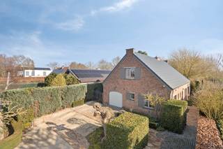 <p><em>Ontdek deze tijdloze en stijlvolle open bebouwing uit 1976, met een gunstig EPC C, gelegen op een perceel van 8a90 en omringd door een idyllische tuin. Deze woning combineert rust, ruimte en charme in een prachtige omgeving.</em></p>
<p>Op het gelijkvloers verwelkomt een lichtrijke inkomhal je naar de gezellige woonkamer met haard en de recente keuken – een lichte en aangename ruimte voor dagelijks leven en samenzijn. Een bureau kan eenvoudig worden ingericht als vierde slaapkamer.</p>
<p>Op de verdieping bevinden zich drie comfortabele slaapkamers en een badkamer. Het dak werd vernieuwd in 2015. Daarnaast beschikt de woning over een garage en staanplaatsen voor vlot parkeren, en een kelder voor extra opbergruimte.</p>
<p>Een unieke kans om te wonen in comfort, stijl en energie-efficiëntie!</p>