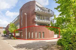 Dit gelijkvloers appartement is maar liefst 152m² groot en is rustig gelegen in de Mathildegang - in een recent gebouw dat deel uitmaakt van de voormalige Rijkswachtkazerne van Leuven.  De ligging is op wandelafstand van het stadscentrum, tussen het Station van Leuven en het Ladeuzeplein. <br />Binnenkomen doe je via de privatieve inkom (niet via de gemene delen) met ingemaakte kasten.  De prachtige open leefruimte van +/- 50m² biedt veel lichtinval en geeft uit op een mooi breed zonneterras van +/- 20m² (met terrasberging).  Handig is ook de volledig ingerichte keuken met eiland en achterliggende berging.  Via de nachthal bereik je de 2 zeer grote slaapkamers waarvan ééntje met dressing.  Er is tevens een ingerichte badkamer met inloopdouche en een grote wasplaats met ingemaakte kasten.  Ondergronds is er een privatieve kelder.  Fietsen kan je makkelijk bergen in de gemeenschappelijke fietsenberging op de hoek met de Dagobertstraat.<br />EPC-label C - score 237 - elektriciteit is conform.<br />Heb je interesse om dit appartement te bezoeken ?  Neem dan contact op met Vincent op 0477/284876 of via vincent@immojanstas.be.  Bijkomende info (EPC, elektriciteitsattest, plan, vastgoedinfo, enz...) kan U hier downloaden ↓