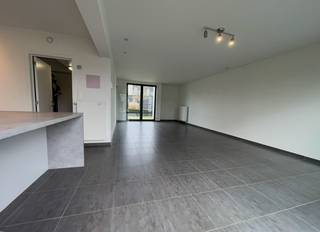 Deze jonge gezinswoning is rustig gelegen in een doodlopend straatje, op wandelafstand van het centrum van Genk, nabij Campus Sint-Jan (Ziekenhuis Oost-Limburg) en vlakbij Kattevennen<span>, </span>één van de negen toegangspoorten van het Nationaal Park Hoge Kempen.<br /><br />De verkaveling is netjes aangelegd en de voortuintjes geven meteen een fraaie eerste indruk. De woning is instapklaar.<br /><br />Op het gelijkvloers bestaat de woning uit een inkomhal met gastentoilet en glazen deur naar de leefruimte, een living, een open keukenhoek en een praktische berging.<br /><br />De geïnstalleerde keuken is modern en uitgerust met een inductie kookplaat, een vaatwasser, een oven, een koelkast en het keukeneiland is voorzien van een zitgedeelte.<br /><br />Op de verdieping liggen 3 slaapkamers en een badkamer met een tweede toilet, een badkamermeubel met enkele lavabo en een douche.<br /><br />De woning beschikt aan de straatkant over een dubbele carport. Hoewel het een gesloten bebouwing betreft is de tuin eveneens bereikbaar via de functionele opslagruimte tussen de tuin en de carport.<br /><br />De tuin is volledig omheind met een draadafsluiting. De groene haag en schanskorven bieden privacy en een aantrekkelijke aanblik. Op het terras kan je genieten van de namiddag- en avondzon. Het tuinhuis zorgt voor extra opslagruimte.<br /> 