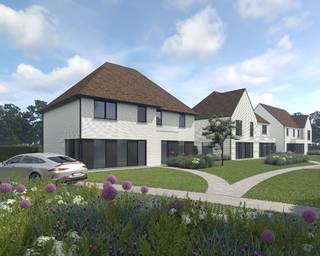 Betreed de wereld van hedendaags wonen met deze moderne halfopen nieuwbouwwoning, eventueel met bijhorende carport, gelegen op een noordwestelijk georiënteerd perceel in ons groen en verkeersluw nieuwbouwproject CAMPO. Deze eigentijdse woning biedt niet alleen rust en stijl maar ook het comfort van modern design. Met 3 slaapkamers, waarvan 1 met dressing, badkamer met bad en inloopdouche voorziet deze woning in alle behoeften van een gezin. Een vaste trap naar de zolder biedt de mogelijkheid voor een optionele 4e slaapkamer, bureau,... . Deze energiezuinige BEN-woning is uitgerust met geavanceerde technologieën, zoals een warmtepomp, vloerverwarming op het gelijkvloers en de verdieping, ventilatie type D met warmterecuperatie, een regenwaterput van 10.000L, zonnepanelen, en meer. Het noordwestelijk georiënteerde perceel vangt de warme avondzon op waardoor de buitenruimte ideaal is voor ontspanning. Voor meer informatie en om deze moderne woning te ontdekken, bel Ewout op 0497 588 888 of stuur een e-mail naar contact@huysmanbouw.be. Laten we samen de deur openen naar jouw nieuwe thuis.