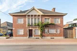 Deze charmante grote herenwoning is topgelegen in het centrum van Oudenaarde (op wandelafstand van de Schelde). 
Deze degelijke woonst ademt charme en karakter, en biedt grote aangename lichtrijke ruimtes. 

INDELING: inkom en prachtige traphal, bureauruimte, gezellige zithoek, extra leefruimte, eetplaats, keuken met extra ontbijthoek, kelder, buitenberging/tuinhuis/garage, extra parking en aangename omheinde stadstuin. Op het verdiep bevinden zich de overloop, 6 slaapkamers, badkamer, extra GROTE zolder met nog potentieel. 

TROEVEN: degelijke charmante woonst, grote ruimtes, topligging in centrum Oudenaarde. 

Bezoek na afspraak met Immo Beguin: info@immobeguin.be

Dit zoekertje omvat enkele AI-gegenereerde visualisaties. 