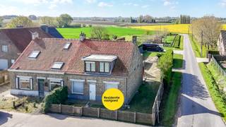 Welkom in deze woning gelegen in de Amersveldestraat 193 te Kortemark, een unieke opportuniteit voor wie op zoek is naar een project dat volledig naar eigen smaak en wensen kan worden afgewerkt.<br /><br />De woning bevindt zich momenteel in ruwbouwstaat, wat u de vrijheid geeft om de indeling, afwerking en technieken volledig zelf te bepalen. Dankzij de reeds aanwezige structuur en volumes beschikt deze eigendom over een uitstekende basis.<br /><br />De woning verwelkomd u in de inkomhal met ruim gastentoilet. Verder is er een ruime open zone die perfect kan worden ingericht als leefruimte, eetplaats en keuken. Aansluitend aan de keuken is er een praktische bergruimte/wasplaats voorzien. Verder beschikt de woning over een extra gelijkvloerse kamer die ideaal kan dienen als bureau of slaapkamer.<br /><br />De eerste verdieping biedt plaats voor drie volwaardige slaapkamers en een badkamer, waardoor deze woning perfect geschikt is voor gezinnen of wie nood heeft aan extra ruimte.<br /><br />Buiten geniet u van een aangename tuin en voldoende parkeermogelijkheden. De rustige, landelijke ligging zorgt voor een aangenaam woonklimaat, met een vlotte bereikbaarheid naar het centrum van Kortemark en omliggende gemeenten.<br /><br />De vermelde prijs is een richtprijs; elk bod, zowel hoger als lager, wordt voorgelegd aan de eigenaar, die zich het recht voorbehoudt dit te aanvaarden of te weigeren.<br /><br />Neem voorsprong met een vrijblijvende en gratis schatting van uw eigendom via:<br />www.residentievastgoed.be/gratisonlineschatten