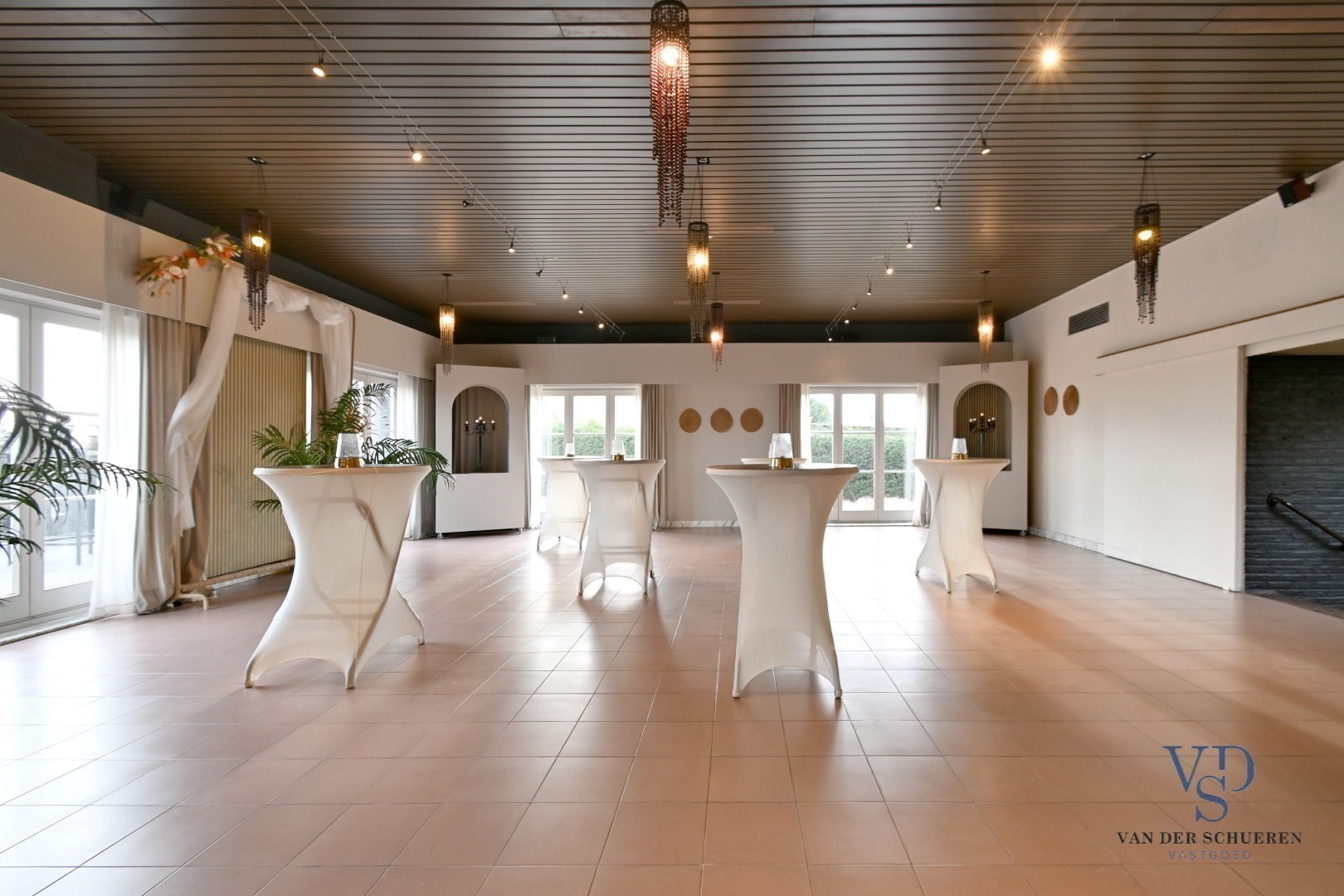 Feestzaal met uitzonderlijke woongelegenheid. - foto 3