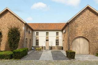 <h2><span>FERME DE CARACTÈRE SUR UN TERRAIN DE 19A 42CA PRÈS DE LA MEUSE</span></h2><p><span>Maison de ferme de caractère </span><span> située</span><span>sur un magnifique terrain de </span><span>1 942 m²</span><span>, dans un cadre calme et champêtre à Maasmechelen, à proximité de la Meuse. La maison allie des éléments authentiques à des finitions contemporaines et offre un espace de vie particulièrement généreux, tant à l’intérieur qu’à l’extérieur.</span></p><p><span>Le vaste espace de vie constitue le cœur de la maison. De grandes baies vitrées laissent entrer beaucoup de lumière naturelle et offrent une belle ouverture sur le jardin. Le salon et la salle à manger s’enchaînent harmonieusement et communiquent avec la cuisine moderne, équipée d’un îlot central, de nombreux rangements et de divers appareils électroménagers encastrés. La maison dispose de </span><span>6 chambres</span><span>, </span><span>de </span><span> plusieurs salles d'eau et </span><span>de </span><span> divers espaces de rangement et pièces annexes pratiques. </span><span>Les parquets, la maçonnerie apparente, les hauts plafonds et les grandes baies vitrées</span><span> soulignent le caractère de la maison tout en créant une ambiance de vie agréable et contemporaine.</span></p><p><span>À l’extérieur également, l’espace disponible constitue un atout majeur. La propriété dispose d’une </span><span>cour intérieure spacieuse, d’une terrasse et d’un grand jardin</span><span> offrant une vue sur la campagne environnante. Elle comprend en outre un </span><span>garage offrant de nombreuses possibilités de rangement</span><span>. Sa situation à proximité de la Meuse est idéale pour ceux qui souhaitent vivre au calme et dans un cadre verdoyant, tout en bénéficiant d’un accès facile au centre de Maasmechelen, aux commerces, aux écoles et aux autres commodités. Avec un </span><span>label EPC B et un score énergétique de 196 kWh/m²/an</span>,<span> la maison allie en outre son caractère authentique à une performance énergétique favorable.</span></p><p><span>AGENCEMENT</span></p><p><span>Rez-de-chaussée :</span></p><p><span>- Hall d'entrée<br />- Spacieux salon avec de grandes baies vitrées<br />- Salle à manger<br />- Cuisine moderne avec îlot central et appareils encastrés<br />- Arrière-cuisine, débarras et buanderie<br />- Sanitaires ;<br />- Garage offrant de nombreuses possibilités de rangement</span></p><p><span>1er étage :</span></p><p><span>- Hall de nuit<br />- Dressing<br />- </span><span>6</span><span> chambres<br />- Plusieurs salles d'eau<br />- Espaces de rangement et pièces annexes</span></p><p><span>À l’extérieur :</span></p><p><span>- Grande cour intérieure<br />- Terrasse<br />- Grand jardin offrant une vue dégagée sur la campagne environnante.</span></p><h2><span>ATTOUS</span></h2><p><span>• 6 chambres </span></p><p><span>• Plusieurs salles de bains et sanitaires </span></p><p><span>• Garage offrant de nombreuses possibilités de rangement </span></p><p><span>• Grands espaces de vie lumineux </span></p><p><span>• Terrain de 1 942 m² </span></p><p><span>• Grande cour intérieure et jardin </span></p><p><span>• Situation rurale à proximité de la Meuse </span></p><p><span>• Label EPC B, 196 kWh/m²/an <br />• Certifié sans amiante</span></p><p><span>Vous recherchez une </span><span>propriété spacieuse et de caractère dans un cadre champêtre près de la Meuse</span><span>?</span></p><p><span>Contactez-nous dès aujourd’hui pour obtenir plus d’informations ou organiser une visite sur place.</span></p><p><span>--------------------------------------------------------------------------------------------------------------------------------</span><span>-<br />Une estimation gratuite de votre bien ? N’hésitez surtout pas à nous contacter.</span></p><h2><span>Robin Van den</span><span> Bergh<br />robin@home4you.be<br />+32 468 23 19</span><span>79<br />Joignable 7 jours sur 7</span></h2>