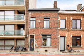 <p><span>Gelegen aan de Tervuursevest, vlakbij het historische centrum van Leuven, Imec, Gasthuisberg, alle belangrijke invalswegen en tal van voorzieningen, zijn wij verheugd, deze ruime stadswoning uitgevend op het Mariapark, te koop aan te bieden. Deze energiezuinige woning heeft een bruikbare bewoonbare oppervlakte van 172 m² en bevindt zich op een perceel van 241 m². Het gelijkvloers omvat een ruime inkomhal, een gastentoilet, een praktische bergruimte, een lichtrijke leefruimte met eetgedeelte en een volledig ingerichte maatkeuken die op haar beurt toegang verleent tot het terras en de omvangrijke stadstuin, waar het heerlijk vertoeven is. Op de eerste verdieping bevinden er zich een nachthal, twee volwaardige slaapkamers en een badkamer voorzien van alle comfort. Het tweede verdiep telt een overloop en opnieuw twee volwaardige slaapkamers. Verder zijn er nog ruime kelders aanwezig met voldoende opslagruimte. Bovendien bestaat de mogelijkheid om in de onmiddellijke omgeving van het eigendom een autostaanplaats te huren. De strategische ligging, de riante stadstuin, de energiezuinigheid en de grote bewoonbare oppervlakte maken van deze woning een ware opportuniteit. Kortom deze woning met een absolute topligging, gesitueerd in een felbegeerde woonomgeving is uw bezoek meer dan waard. Voor snelle beslissers!</span></p><p><span> </span></p>