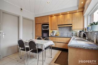 Ontdek deze charmante woning in het hart van Meulebeke, die perfecte harmonie biedt tussen ruimte en comfort. Met een bewoonbare oppervlakte van...