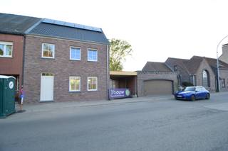BEN-woning met 3 slaapkamers, carport en kleine tuin. 

De woning is ZEER ENERGIEZUINIG, met een E-peil van ongeveer 0, voorzien van de modernste technieken; zonnepanelen, warmtepomp, … .

Indeling: inkomhal met gastentoilet en trap naar de bovenverdieping. De inkomhal geeft uit op een leefruimte bestaande uit een zithoek vooraan en een eethoek achteraan met volledig geïnstalleerde keuken. De leefruimte  en keuken geven uit op het terras en de tuin achteraan. Aansluitend is er een wasruimte met een achterinkom. 

Op de eerste verdieping is er een trap naar de bovenverdieping en een badkamer met dubbel lavabomeubel, grote inloopdouche, toilet en ligbad, 2 ruime slaapkamers waarvan één master bedroom.

Onder dak is er een grote slaapkamer en een bergruimte. 

De tuin wordt onderhoudsvriendelijk aangelegd, rechts van de woning is er een carport met fietesen/ tuinberging geplaatst. 

Troeven:
•Energieneutraal, E-peil = 0. 
•Kwalitatieve afwerking. 
•Ruime woning met 3 volwaardige slaapkamers. 
•Veel lichtinval door grote raampartijen. 
•Geschilderd en instapklaar. 
•Onderhoudsvriendelijke aangelegde tuin. 

De woning is gelegen in het centrumm van Olen. 

Indien u meer informatie wenst of een plaatsbezoek, aarzel dan niet om contact op te nemen: tel 014 71 50 08 of christoffel@vastgoedpicavet.be
