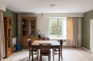 Hierbij bieden wij ons uiterst gunstig gelegen appartement in Borgerhout te koop aan. <br /><br />Dit appartement bevindt zich op een boogscheut van de stad, maar biedt toch de nodige rust buiten het drukke stadsleven. Tram- en bushaltes liggen op wandelafstand en brengen je bijna allemaal rechtstreeks naar het Centraal Station. Wie liever de auto neemt, bereikt de Singel, de E19 en de E313 binnen enkele minuten rijden.Ook voor cultuur- en uitgaansliefhebbers is de locatie ideaal: Trix en De Roma liggen op wandelafstand, en talloze hippe en opkomende restaurants en bars bevinden zich om de hoek.<br />Wie een gezin wil grootbrengen, kan 's ochtends gerust wat langer uitslapen, aangezien verschillende scholen te voet bereikbaar zijn. Kortom: voor ieder wat wils in deze bruisende buurt!<br /><br />Het appartement zelf beschikt over twee slaapkamers en een ruime berging met aansluiting voor een wasmachine. De badkamer werd recent vernieuwd. In de leefruimte springt de statige boekenkast meteen in het oog. De keuken is iets ouder, maar is goed onderhouden en kan zeker nog jaren mee. Zowel de slaapkamers als de woonkamer zijn voorzien van een lichte parketvloer. Extra troef: in de loop van 2026–2027 wordt er nog een terras met schuifdeur geplaatst. Zo kun je, naast de gemeenschappelijke tuin, binnenkort ook heerlijk genieten van een eigen buitenplekje.<br /><br />De auto staanplaats in het gebouw is optioneel mee bij te kopen. 