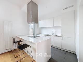 <p>Infos & visites : 02 315 51 71<br /><br />We Invest vous présente ce superbe appartement duplex de haut standing, situé au 3, rue du Parlement à Bruxelles, au cœur du prestigieux quartier européen.<br />Deux emplacement de parking obligatoire à 20.000€ par emplacement.<br /><br />Occupant les 5e et 6e étages d’un immeuble récent avec ascenseur, cet appartement neuf offre de beaux volumes et des prestations de qualité. Il se compose d’un vaste séjour lumineux de 45 m² avec accès direct à une terrasse de plus de 30 m², ainsi que d’une cuisine ouverte entièrement équipée avec espace de rangement.<br /><br />À l’étage inférieur, vous trouverez 3 chambres de 20 m², 15 m² et 12 m², une salle de bains avec jacuzzi, une salle de douche, deux WC séparés, un vestiaire et un espace buanderie. Deux terrasses supplémentaires viennent compléter ce bien et offrent de belles vues sur Bruxelles.<br /><br />Pour votre confort et votre sécurité, l’appartement dispose notamment de portes blindées, d’un digicode, de vidéophones et de paraphones.<br /><br />Sa situation exceptionnelle, au cœur du quartier européen, permet de rejoindre facilement le Parlement européen, la Commission européenne, le Conseil européen ainsi que les nombreuses institutions, ambassades et organisations internationales. Les transports en commun sont nombreux à proximité, avec notamment la gare de Bruxelles-Luxembourg, le métro, le tram et les bus.<br /><br />Vous profiterez également de la proximité du Parc Léopold et du Cinquantenaire, ainsi que de nombreux commerces, restaurants, bars, écoles et crèches.<br /><br />Un appartement d’exception offrant espace, confort, terrasses et une localisation privilégiée au cœur du quartier européen.<br /><br />À visiter au plus vite !</p>