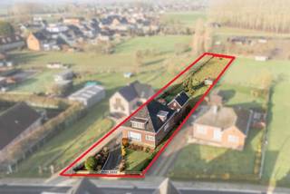 <p>Karaktervolle en degelijke villa met grote, zonnige tuin te Sint-Martens-Lierde.</p>
<p>Deze charmante open bebouwing is te renoveren maar biedt u een degelijke structuur en indeling met heel wat renovatiepotentieel.</p>
<p>De woning beschikt momenteel op het gelijkvloers over een inkomhal, kelder, leefruimte, keuken met aangrenzende eetplaats, 1 heel grote slaapkamer met badkamer en suite.</p>
<p>Op de eerste verdieping bevinden zich 2 ruime slaapkamers, enkele bergruimtes en een kleinere kamer die kan ingericht worden als dressing / badkamer / bureau…</p>
<p>Achter de woning treffen we nog een grote garage, tuinhuis en stalling. Ideaal als extra opbergruimte of hobbyruimte.</p>
<p>Dit alles op een perceel van 1655m² met een mooi groenzicht! Ideaal voor het houden van schapen, geiten, kippen, …</p>
<p>Renovatieplicht WEL van toepassing! EPC: 725 kWh – label F</p>
<p>[WgLk, Gvg, Gdv, Gvkr, Gvv]. G-score: A en P-score: B</p>
<p>Voor meer info of een bezoek: 0485/85.86.65 of info@vhvastgoed.be</p>